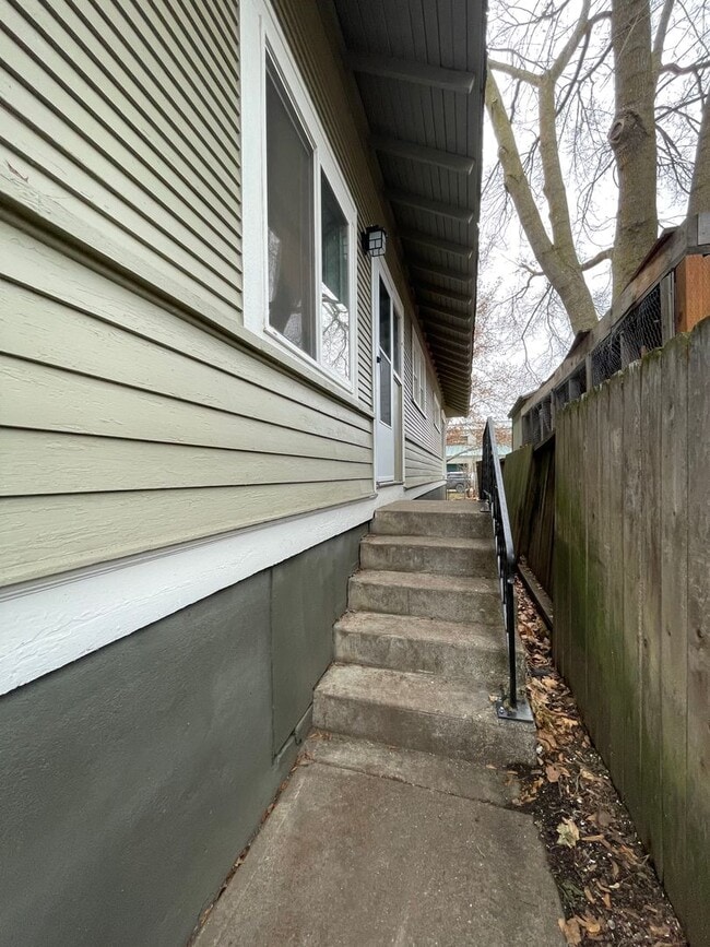 Building Photo - 3 Bedroom 1 Bath Home