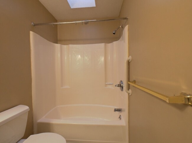 Building Photo - Beautiful 2 Bedroom 2 Bathroom Townhome Lo...