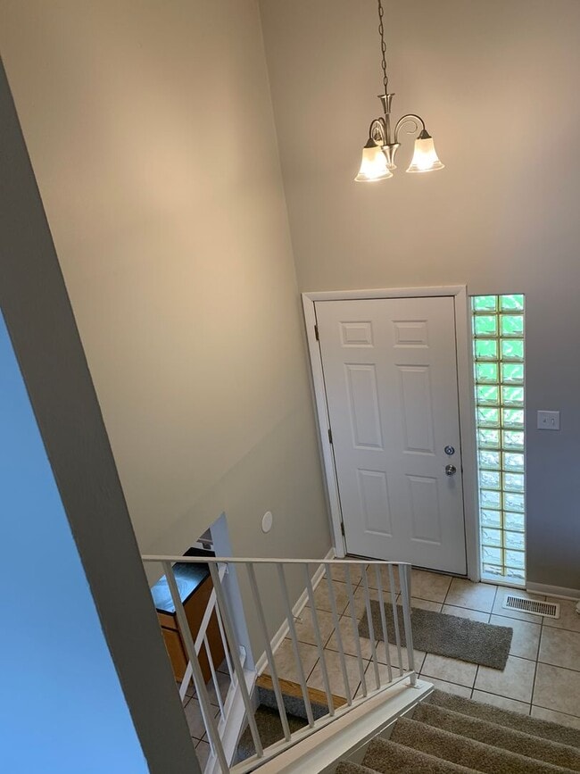 Building Photo - Spacious 3 bd 1.5 bth Raised Ranch Duplex
