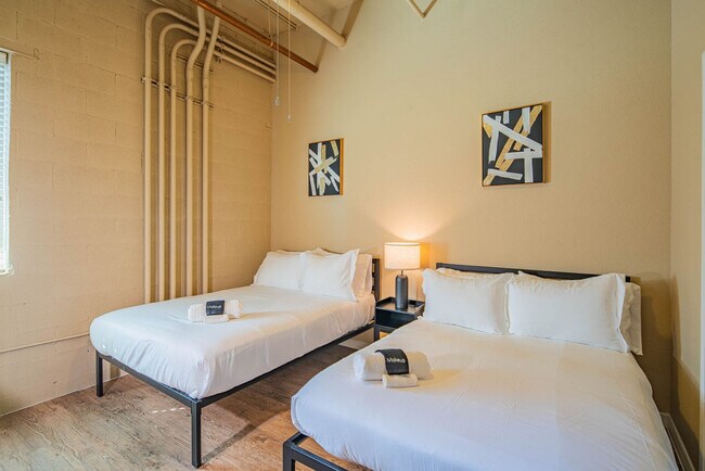 Building Photo - 1275 E University Dr