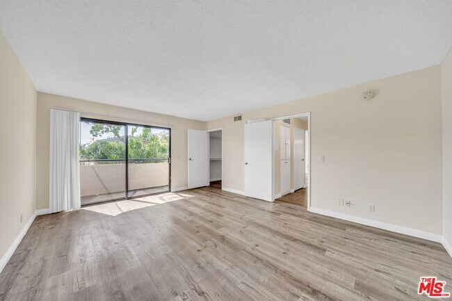 Building Photo - 6212 Fulton Ave