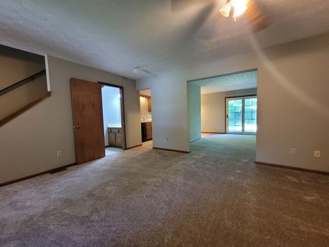 Building Photo - 3 Bedroom, 2.5 Bath Townhouse in Beavercreek!