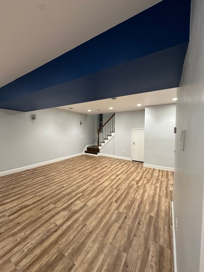 Building Photo - Spacious Modern 1st Floor Apartment w/ Fin...