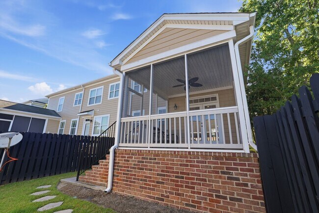 Building Photo - 313 Lakeview Dr