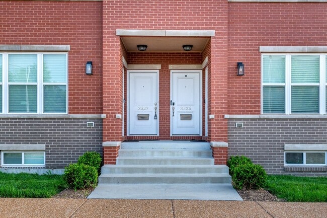 Building Photo - GRADUATE STUDENTS!! 2 Bed 2 Bath Near SSM Cardinal Glennon, St. Louis University