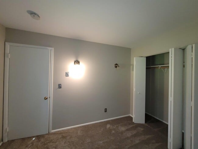 Building Photo - 1040 Smith Ln