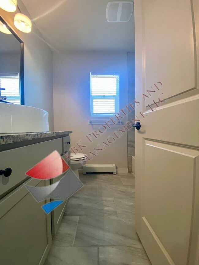 Building Photo - MDL-909 Douglas