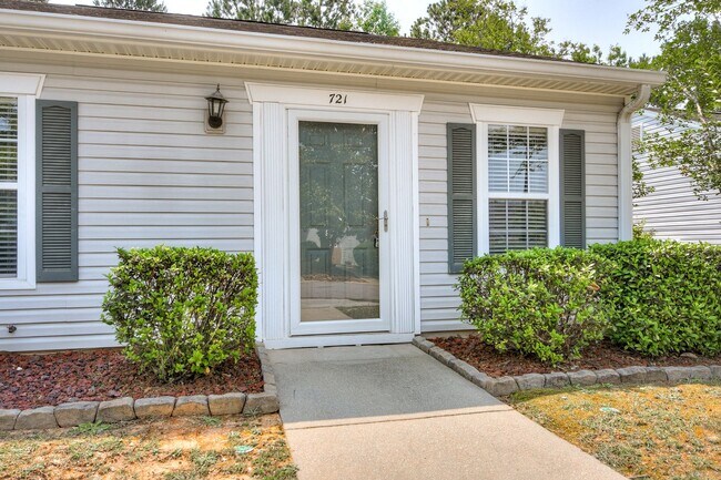 Building Photo - End Unit Townhome Evans