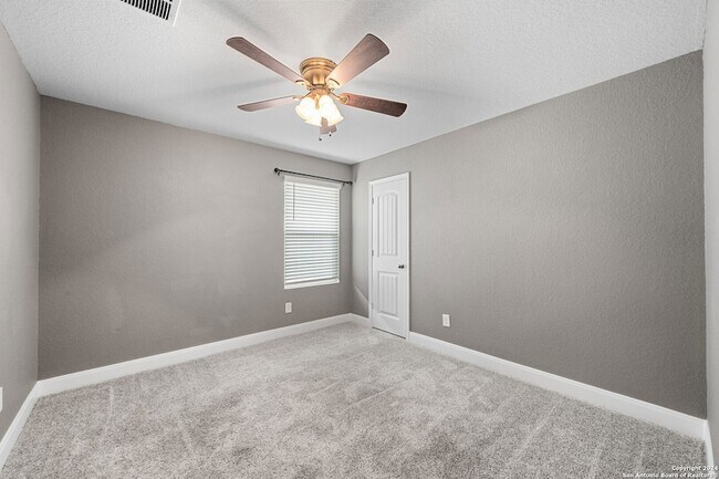Building Photo - 1080 Amble Oak