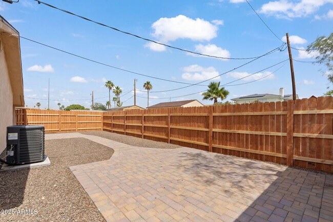 Building Photo - 744 E Meadow Ln