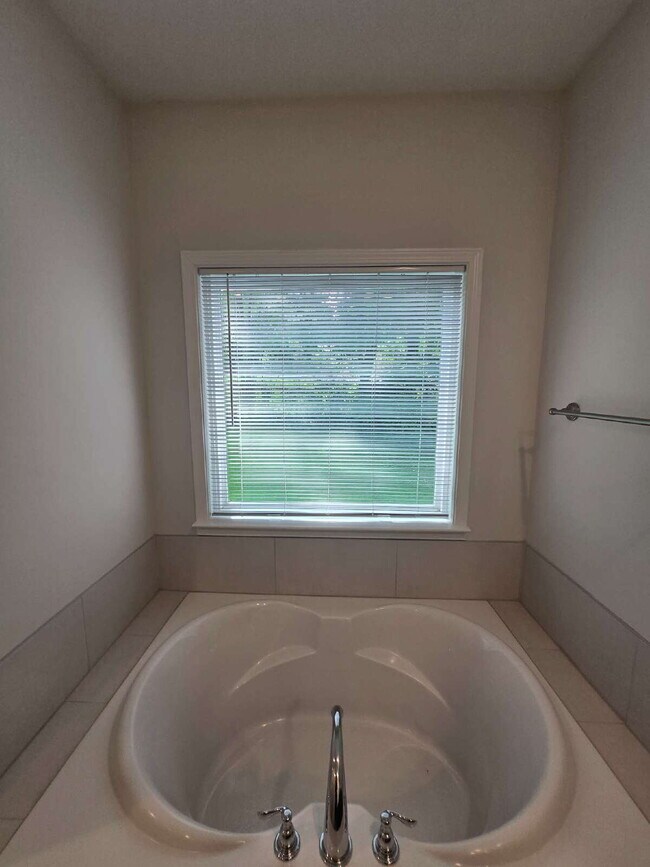 Building Photo - Charming 3-Bedroom Retreat Near Hamilton Place