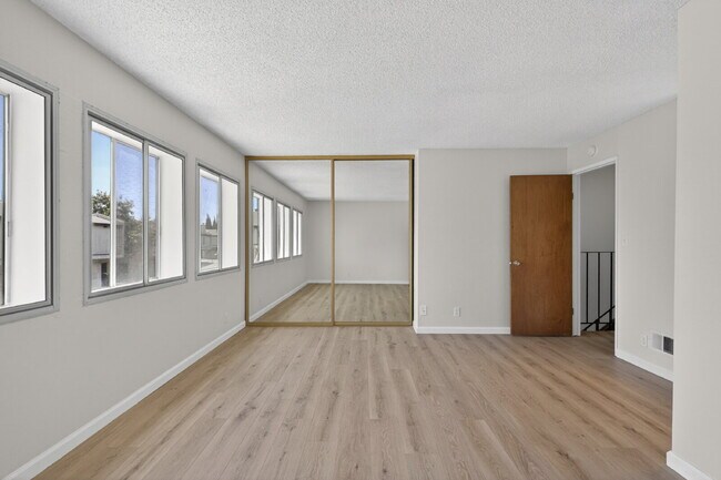 Building Photo - Spacious Condo in Santa Clara - Easy Commute!