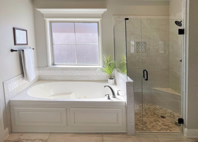 Building Photo - Large and in Charge!! Gated community close to Barksdale Air Force Base.