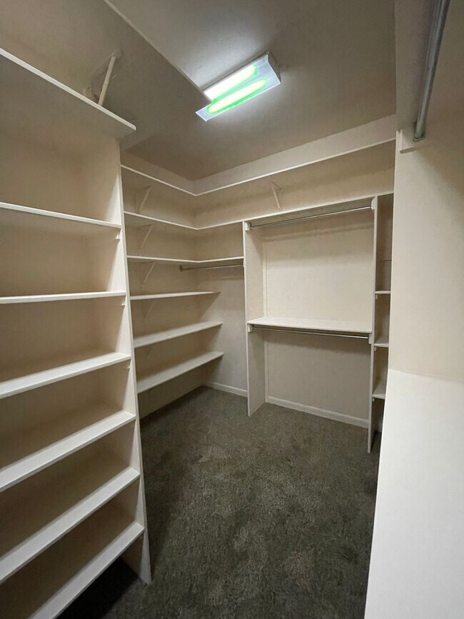 Building Photo - Beautiful 3 Bedroom/2.5 Bath w/ Office off...