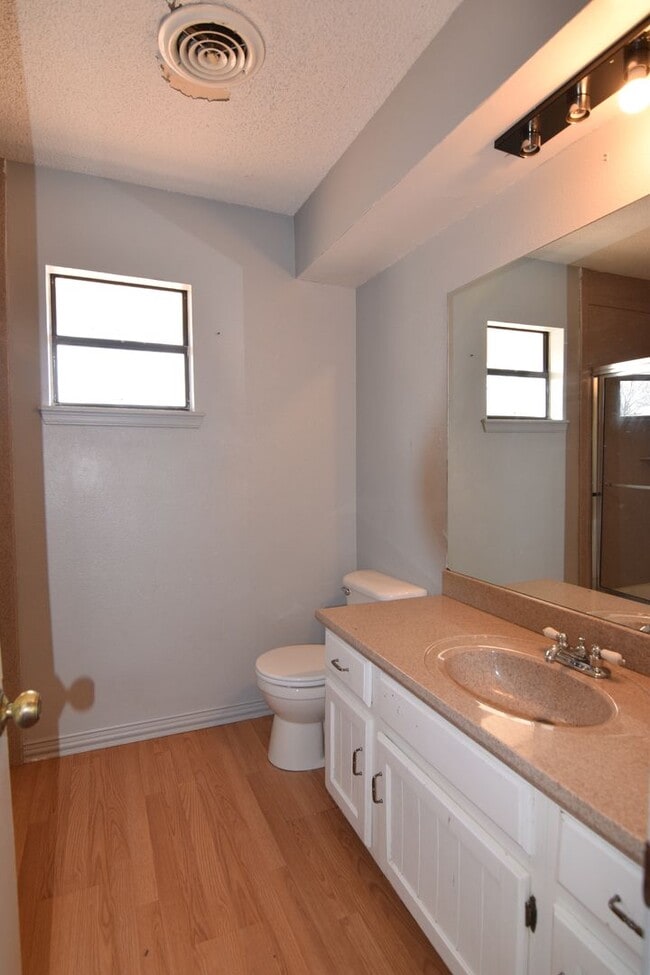 Building Photo - $1,800.00 Move-in-Special