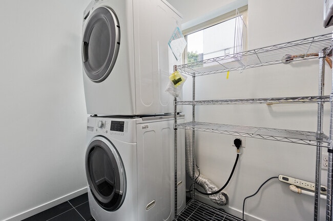 Building Photo - 2010 S Judkins St