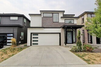 Building Photo - Immaculate Bench Home!