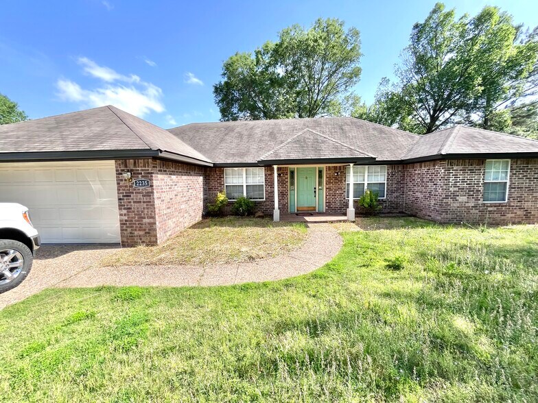 Building Photo - 2235 Millwood Dr