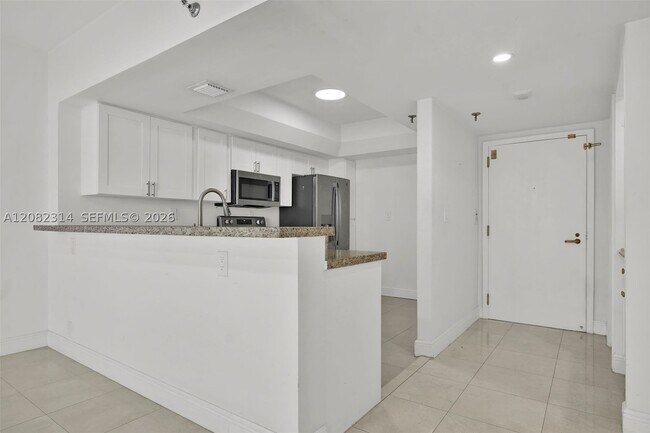 Building Photo - 520 Brickell Key Dr