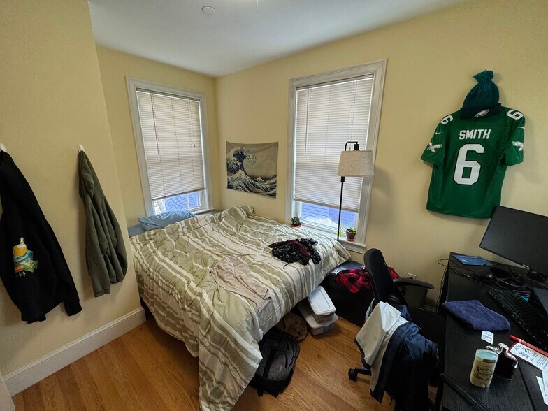 Building Photo - 183 River St