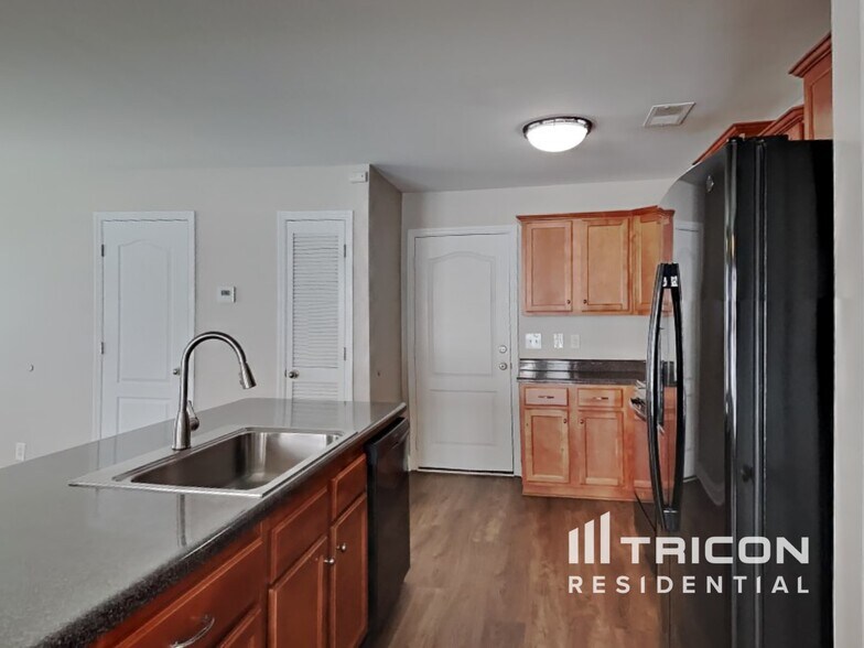 Building Photo - 4212 Aurora Cir
