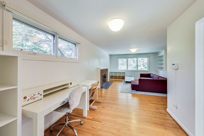 Building Photo - 3 bedroom/2 bath Light Filled Home Located in a Quiet Cul-de-Sac