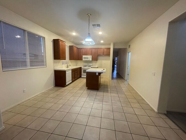 Building Photo - Hesperia- 3 Bedrooms, 2 bathrooms, New pai...