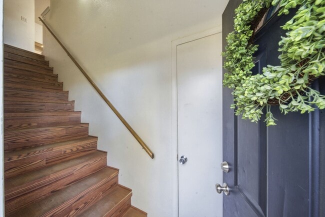 Building Photo - Move-in ready 2-bed, 2-bath condo in the desirable Shadow Mountain community!