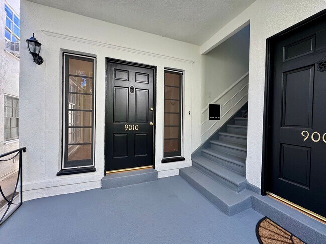 Building Photo - Sun-Filled 1-bed 1-bath First Floor short ...