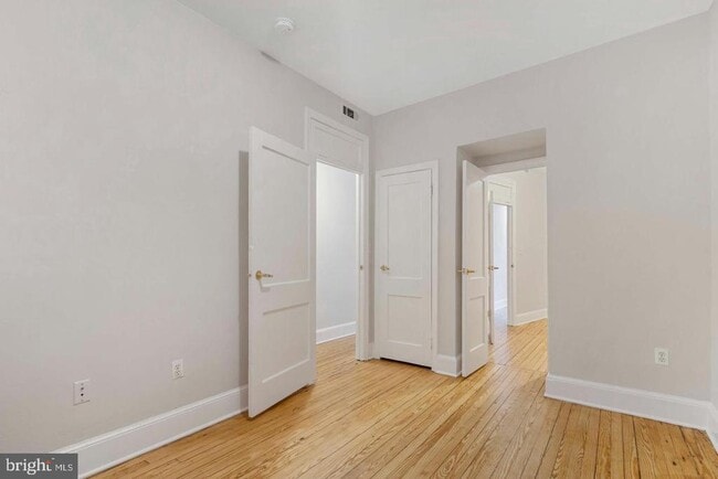 Building Photo - 1221 D St NE