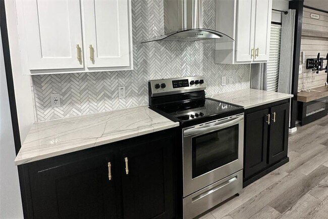 Building Photo - 1601 E Slaughter Ln