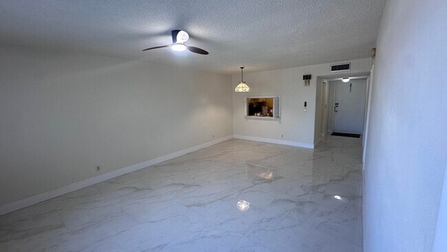 Building Photo - 330 SE 2nd St