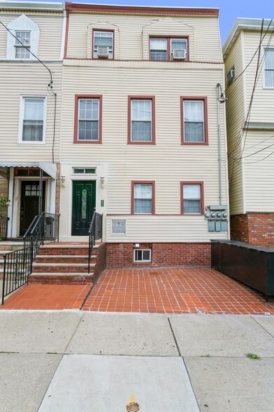 1 parking available - 320 6th St