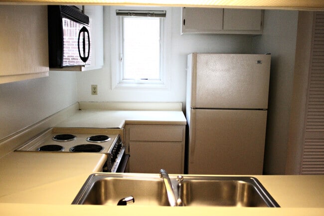 Building Photo - 2BR in Chancellor Square