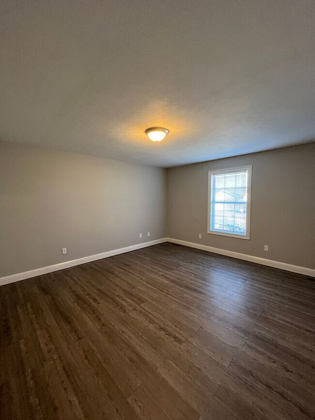 Building Photo - Now Leasing! Move In Ready home with 2 car garage and fenced in backyard!