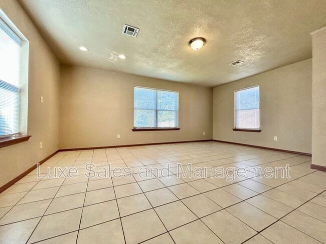 Building Photo - 605 Moraine Ave