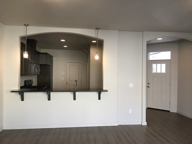 Building Photo - Beautiful Newer Built Home Central location!