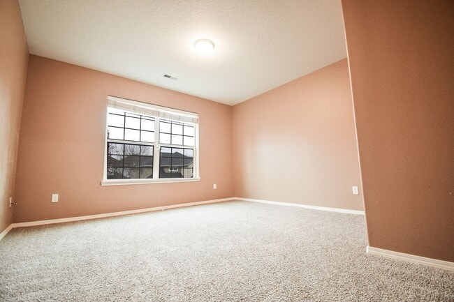 Building Photo - Move In Special!  $1000 Off!  Beautiful Spacious Home!
