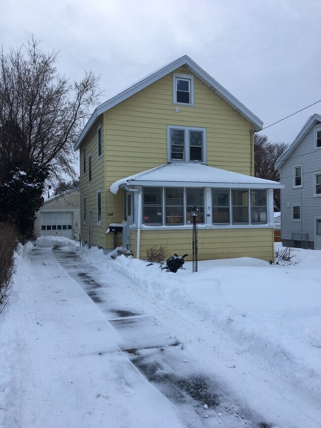 Building Photo - Spacious 3 Bed 1 Bath with Large Garage