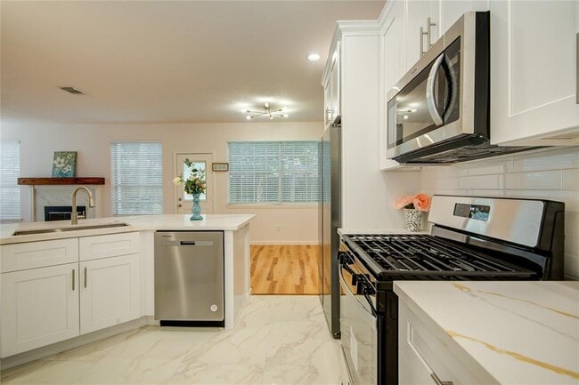 Building Photo - 1810 Oakleaf Cir