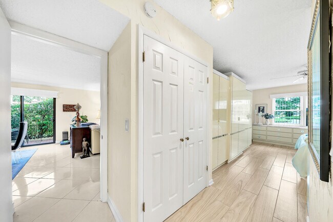 Building Photo - 9285 Vista del Lago