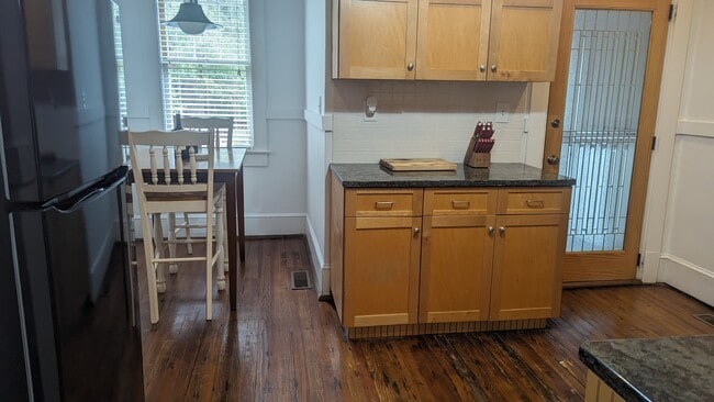 Building Photo - Comfy 2BR Home Near McLeod & MUSC