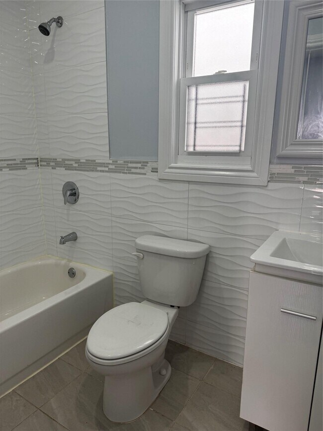 Building Photo - 818 E 216th St