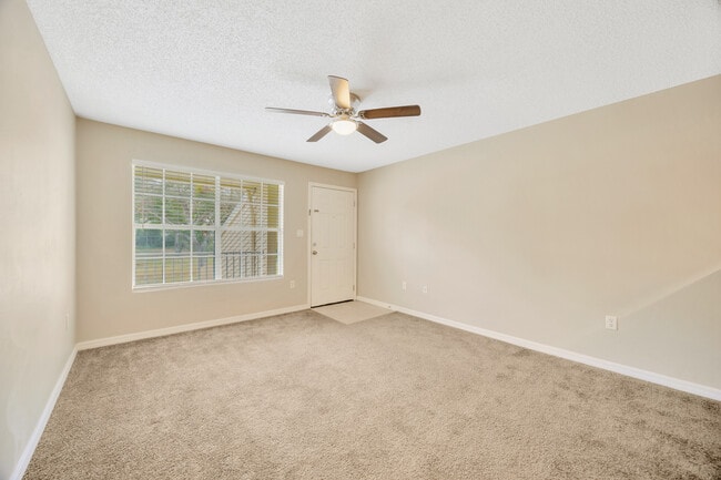 Building Photo - Lake Parsons Green