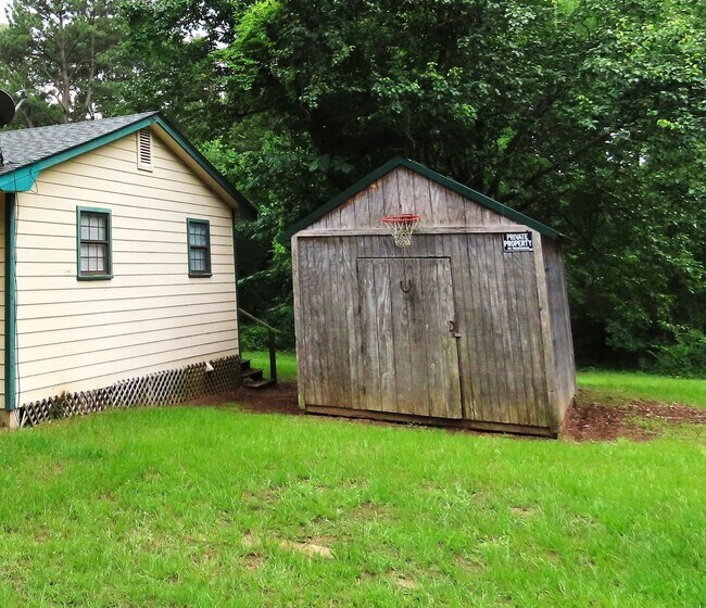 Building Photo - Winona ISD: 3 Bedroom, 2 Bath Home in a Co...
