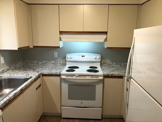 Building Photo - Completely updated 3 bedroom 1 bath duplex!