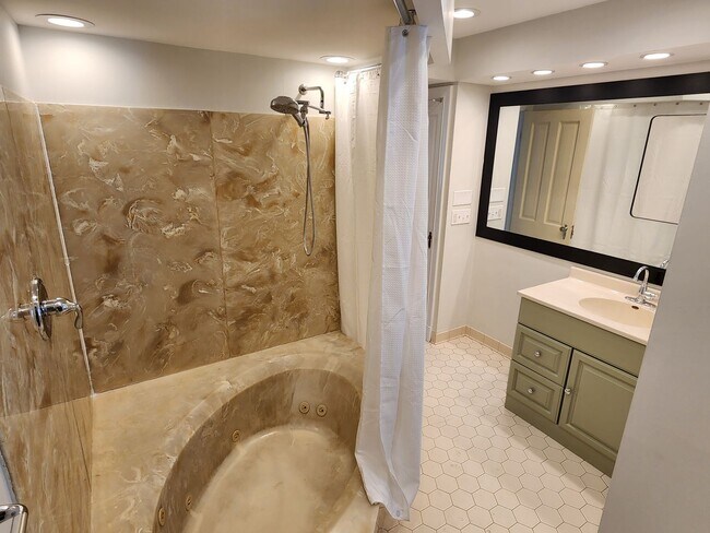 Building Photo - Shorewood 2 bedroom upper