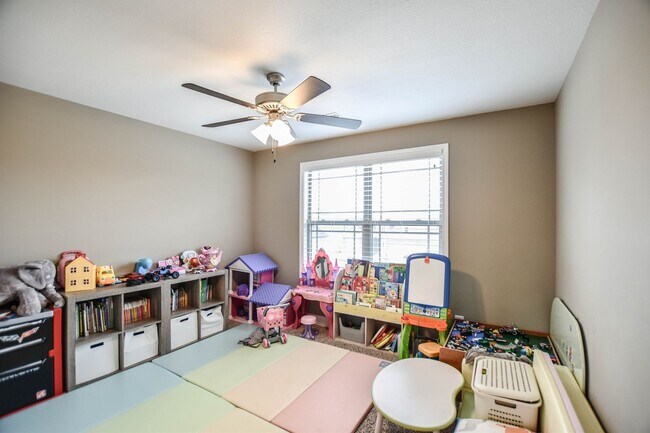 Building Photo - Three Bedroom in Magnolia Place!