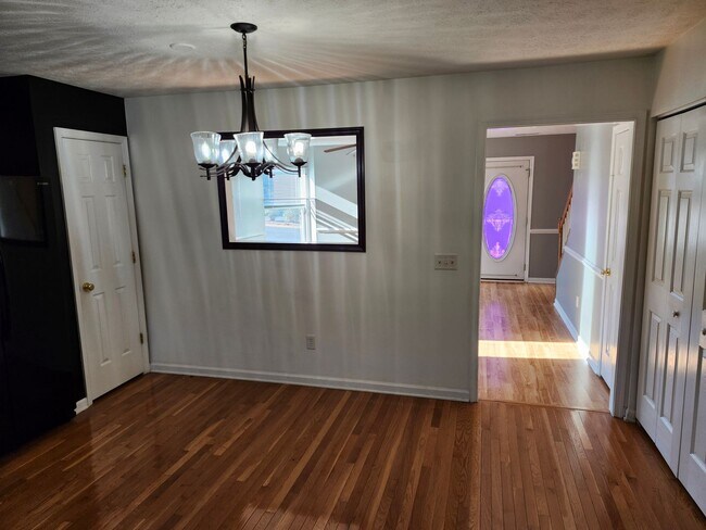 Building Photo - For Rent: Harrisonburg 3 BR, 2.5 Bath Townhouse