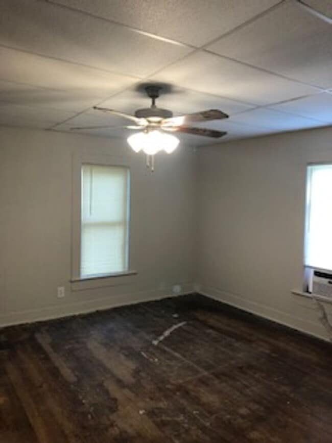 Building Photo - 3 bed 1 bath home